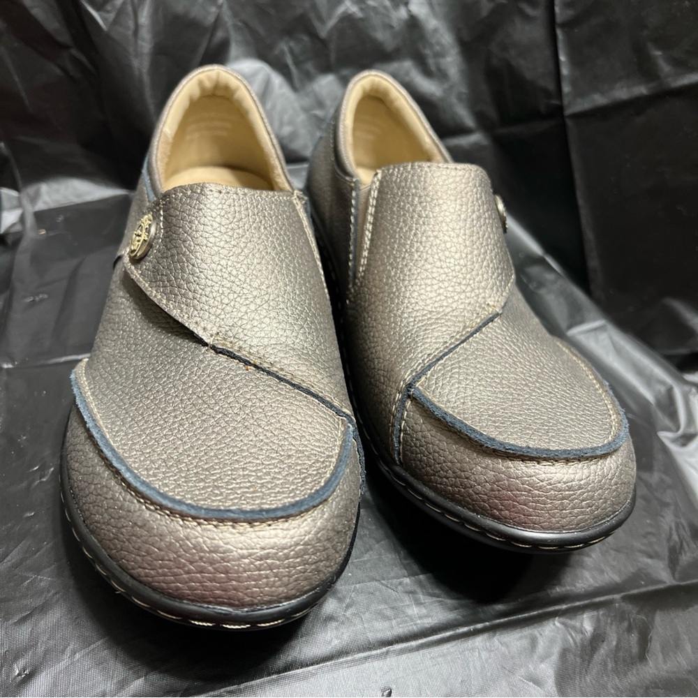 Geoeleph Women’s Loafer size 8.5.   (SH10)
